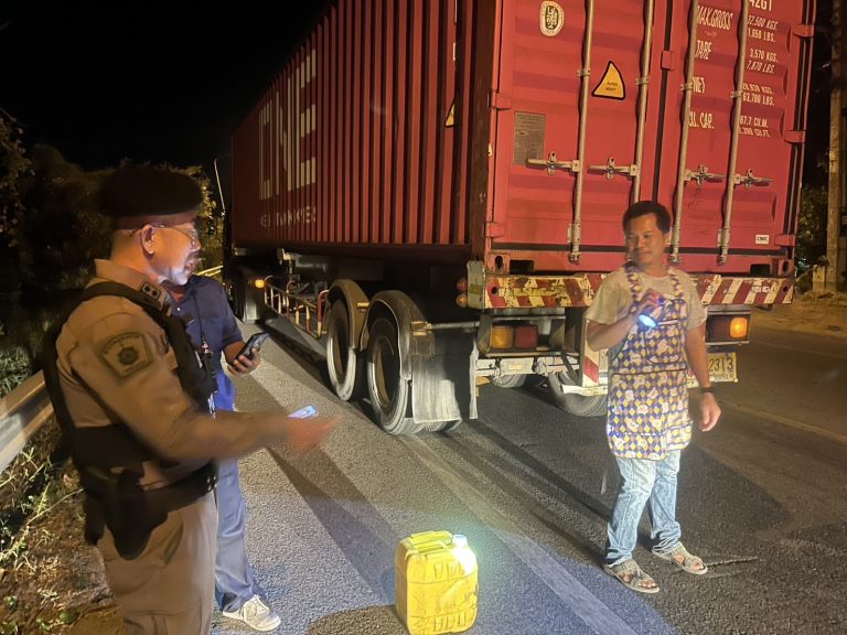 รถบรรทุกน้ำมันหมดอยู่ริมถนนต้องการความช่วยเหลือ