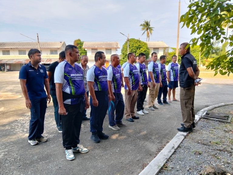 ร่วมกันกำจัดผักตบชวา ผักบุ้งบริเวณคลองชลประทานสายลพบุรี-บ้านแพรก หน้า สภ.บ้านกุ่ม