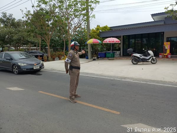 รถกระบะบรรทุกส่วนบุคคลเสียหลักลงข้างทางไปในคลองชลประทาน