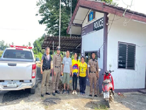 ร่วมกันปรับถนนโดยเทหินคลุกลงบนไหล่ทาง เพื่อให้ประชาชนจอดรถสะดวกไม่กีดขวางการจราจรและจัดเป็นระเบียบ บริเวณริมถนนคลองชลประทาน