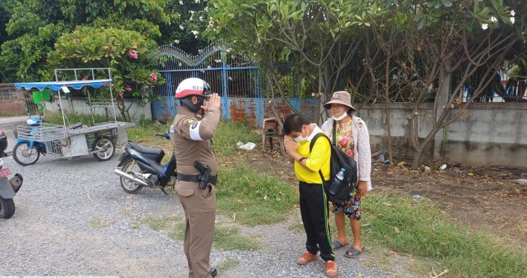 พาเด็กนักเรียนข้ามถนน